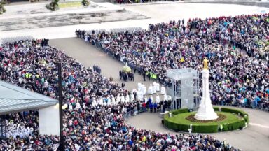 Fiéis participam da festa de Nossa Senhora de Fátima, em Portugal