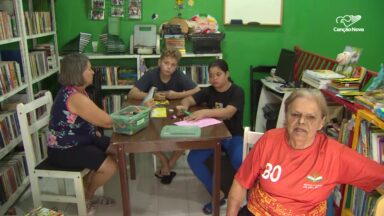 Professora aposentada transforma garagem em biblioteca comunitária