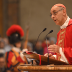 Cardeal Fernandéz recorda o Papa Francisco como trabalhador incansável