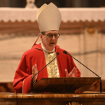 Missa no Vaticano: Francisco ensinou a assumir o grito da vida violada