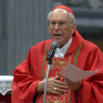 Cardeal Re: que seja eleito o Papa de que a Igreja e os homens precisam
