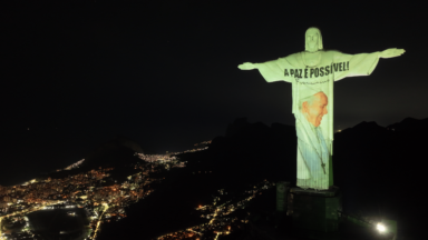 Projeção no Cristo Redentor homenageia Papa Francisco