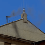 Fumaça preta indica que conclave segue para quarta votação