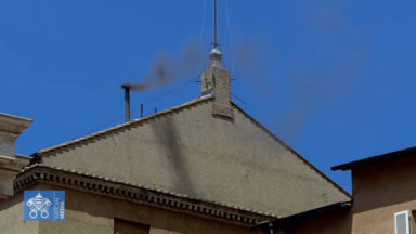 Fumaça preta indica que conclave segue para quarta votação