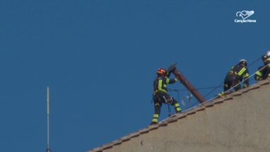 Instalação da chaminé do conclave inicia espera pelo novo Papa