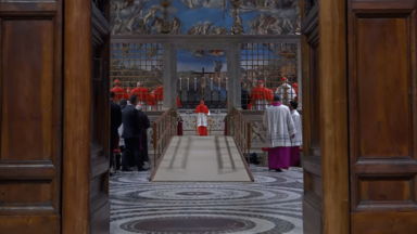 Após procissão à Capela Sistina, cardeais entram em Conclave