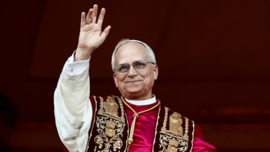 Papa Leão XIV frisa paz em sua primeira aparição aos fiéis