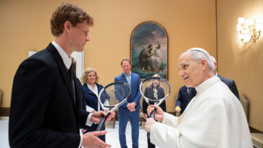 Papa Leão XIV se encontra com o tenista Jannik Sinner
