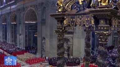 Basílica Vaticana acolhe fiéis no dia de São Pedro e São Paulo