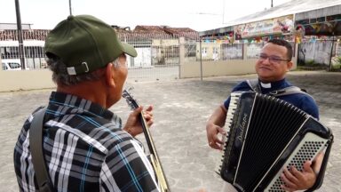 Padre sergipano evangeliza ao som da sanfona e do forró