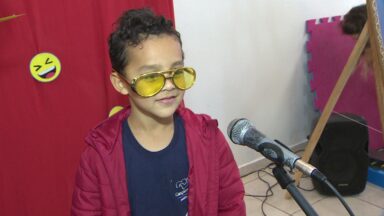 Crianças sobem ao palco e mostram que alegria também educa