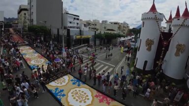Veja a cidade que se transforma em oração na Festa de Corpus Christi
