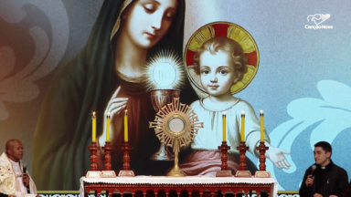 Fiéis participam do Acampamento de Corpus Christi na Canção Nova