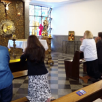 Maternidade espiritual: mulheres se unem em oração por padres