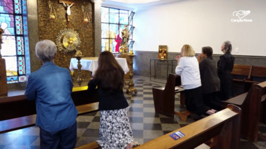 Maternidade espiritual: mulheres se unem em oração por padres