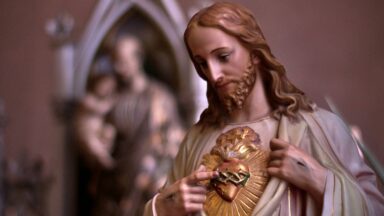 Mundo precisa buscar, no Coração de Jesus, a cura das feridas, diz padre