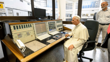 Papa visita centro de transmissão da Rádio Vaticano