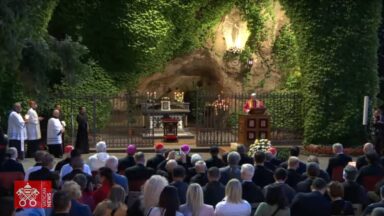 Com Maria, percorrer o caminho no seguimento a Jesus, indica Papa
