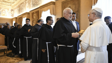 Papa pede conversão, missão e misericórdia aos religiosos