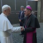 Após o Angelus dominical, Papa deixa o Vaticano para período de repouso
