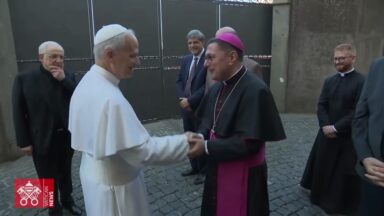 Após o Angelus dominical, Papa deixa o Vaticano para período de repouso