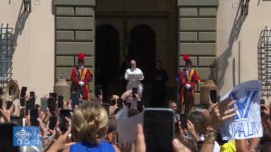 Papa reza o Angelus na Praça da Liberdade, em Castel Gandolfo