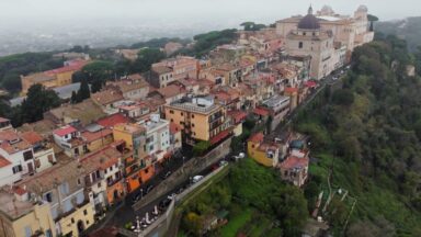 Presença do Papa Leão XIV movimenta cidade próxima de Roma