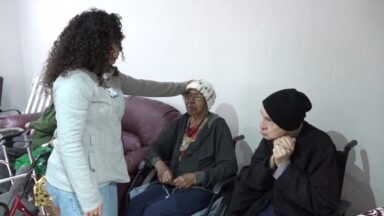 Voluntários ajudam pessoas idosas com carinho e cuidado