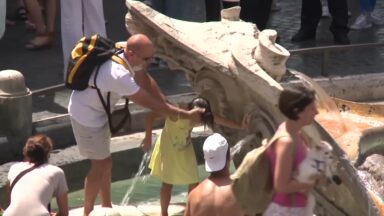 Confira como turistas e peregrinos enfrentam o forte calor em Roma