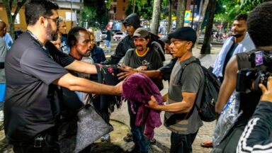Campanha arrecada três toneladas de agasalhos no RJ