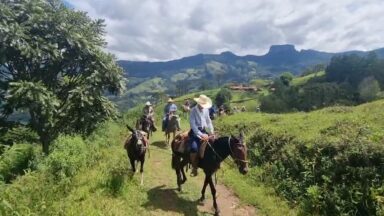 Cinco gerações de tropeiros unem cultura e espiritualidade em romaria