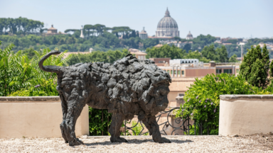 Ordem de Malta homenageia Papa com escultura de leão em sua sede