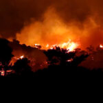 Em Creta, na Grécia, incêndios forçam moradores a evacuarem casas