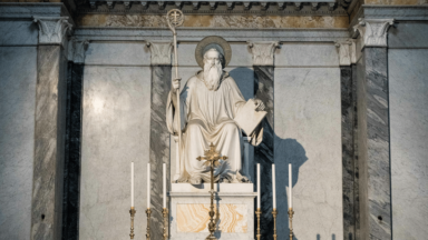 São Bento: cruz de Cristo é única luz e força contra o mal, frisa monge