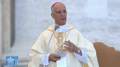 Vamos transmitir a fé e compreender o valor de Jesus, diz bispo a jovens