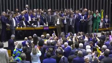 Deputados desocupam mesa diretora e câmara realiza sessão