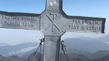 De helicóptero, equipe recoloca cruz no 3º pico mais alto da Espanha