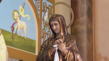 Devotos testemunham e rezam com a padroeira das mães cristãs