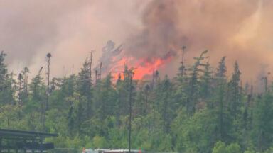Incêndios se alastram e causam estragos pela Grécia e Canadá