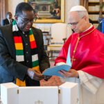 Papa Leão XIV recebe presidente da República do Zimbábue