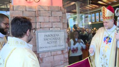 Devotos participam de missa na 1ª paróquia dedicada a São Carlo Acutis