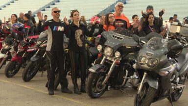 Motociclistas recebem bênção do capacete na Canção Nova
