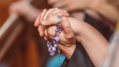 A Igreja é 'mãe do consolo' pois acolhe com afeto os que sofrem, diz padre