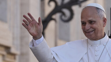 Papa: ver com os olhos de Maria ajuda pessoas a caminhar em paz