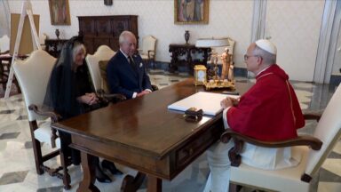 Papa recebe a visita do Rei Charles e da rainha Camila