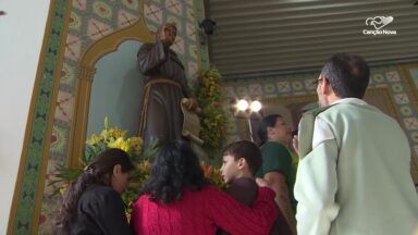 Primeiro santo brasileiro reúne fiéis no interior de SP