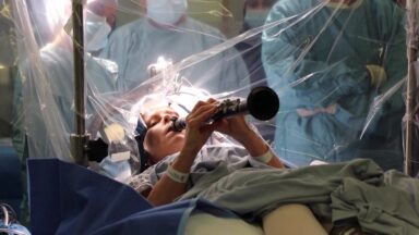Cirurgia devolve qualidade de vida à paciente com Parkinson em Londres
