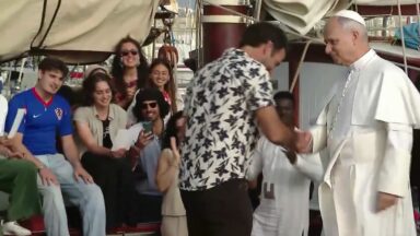 Em Óstia, Papa visita o barco MED 25