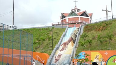 Artista transforma o concreto de muros e escadarias em Aracaju