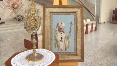 Fiéis celebram a memória litúrgica de São João Paulo II